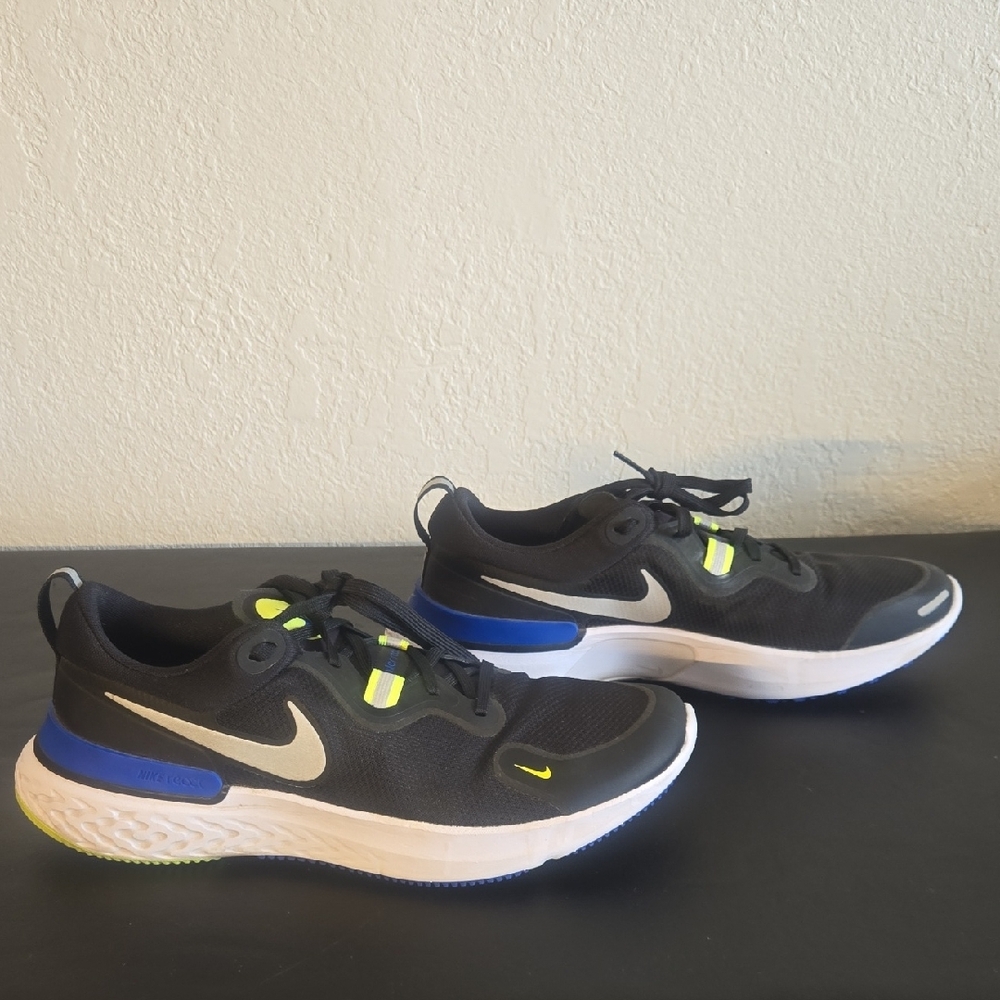 Nike Black and Blue Athletic Shoes - Picture 8 of 11